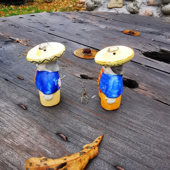 Vintage Ceramic Men in Sombreros Salt and Pepper Shakers - Picture 8 of 13